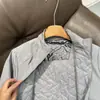 Chaqueta exterior ligera, cortavientos e impermeable con cuello alto, diseñada para abrigar en otoño e invierno.. 13675