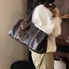 Bolso de hombro tipo tote transfronterizo con remaches de moda para debajo del brazo 2026 nuevo elegante con textura bolso de hombro de moda versátil para el día a día