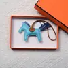 Colgante de Poni de Cuero Genuino Llavero de Cuero Hecho a Mano Piel de Oveja Poni Decoración para Asa de Bolso de Moda Venta al por Mayor