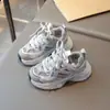 Zapatos casuales de cordones para niñas, nuevo estilo otoño 2025, zapatillas para correr infantiles, suela blanda, antideslizantes, versátiles, modernos, zapatillas tipo "dad shoes" para niños.