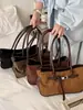 Bolso de hombro de diseño nicho estilo coreano para mujer, otoño temprano 2026, bolso de mano retro a la moda para el trabajo, bolso de axila de lujo ligero de alta gama