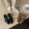 Sandálias Romanas Estilo Toe-Covered com Solado Macio para Mulheres Verão 2026 Tiras Finas Trançadas Recorte Bico Redondo Sapatos Baixos Tendência