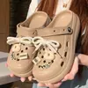Zuecos exclusivos para mujer transfronterizos 2026 nuevos EVA con plataforma decorativos de dibujos animados de punta cerrada de dos vías zapatos de jardín fábrica