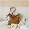 Bolso tote vintage de gran capacidad para mujer, nuevo bolso cruzado versátil de correa ancha para otoño e invierno 2026, bolso de hombro y axila para el trabajo