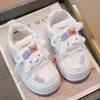 Tenis blancos para niños, zapatos para niñas, nueva colección primavera 2025, diseño de Cinnamoroll, para niñas y niños mayores, parte superior de piel, antideslizantes, zapatos deportivos casuales