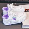 Tênis de Skate Feminino Novo Primavera/Outono 2026 Velcro Decoração de Cereja Sapatos Brancos Solado Macio Tênis Esportivo Casual Infantil