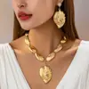 Collar y conjunto de pendientes de bestseller transfronterizo con textura de concha dorada vintage y pendientes de perlas con patrón tridimensional exagerado para mujer