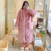 Pijama acolchado de tres capas de terciopelo coral cálido para mujer, camisón extra largo y grueso para uso exterior, ropa de casa, otoño e invierno.