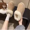 Botas de neve plataforma com sola grossa e forro de pele para mulheres, forradas com fleece, espessadas, sapatos fofos, novo estilo 2026, inverno, cano baixo, sapatos de algodão do Nordeste