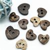 En stock venta directa protección ambiental natural hebilla de coco con dos ojales en forma de corazón botón de dibujos animados de amor de madera para ropa infantil corazón de melocotón