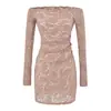 Estilo elegante y maduro, vestido rosa de chica hot OL, vestido de manga larga con hombros descubiertos, elegante y ajustado vestido mini de encaje bodycon
