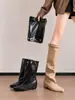 Primeiro Encontro Botas Ji Long Femininas 2026 Outono Novo Estilo Aumento Interno de Altura Removível Ponto de Rebite Bidirecional Bico Fino Botas Arredondadas Cavaleiro