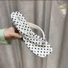 Chanclas de cuña retro coreanas de lunares para mujer, para uso en verano 2026, nuevas chanclas para zapatos de playa de vacaciones para mujer