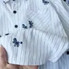 Ropa infantil para niños colección otoño 2026, camisa a rayas de manga larga con bordado de dibujos animados para niños, camisa estilo coreano venta al por mayor y dropshipping
