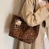 Bolsa Tote Estampa de Leopardo Feminina 2026 Nova Tendência Outono Popular Retro Bolsa de Trabalho Grande Capacidade Ombro Único Bolsa Mãe e Filho