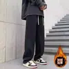 Jeans estilo americano com forro de fleece, calça casual nova e moderna de corte reto para homens, atacado