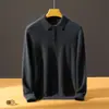 Polo de cachemira para hombre con un corte elegante, urbano, minimalista y relajado, que encarna una estética "old money" para otoño e invierno