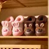 Pantuflas infantiles de algodón con temática de oso de dibujos animados, estilo invierno, para niños y niñas, adecuadas para usar en interiores, antideslizantes, cálidas y lindas, hechas de algodón afelpado