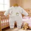 Macacão Borboleta para Recém-Nascido Outono/Inverno 2026 Três Camadas Quente Sem Costura com Pézinho Estampa de Desenho Bordado Macacão de Bebê