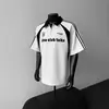 Camiseta Versátil Juvenil Patchwork de Letras Blanco y Negro para Estudiantes Varones, Estilo Americano Media Cremallera Biker Manga Corta Verano Tendencia Marca