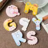Broche de letra de animal de acrílico de dibujos animados, decoración para mochila, regalo para estudiantes de primaria