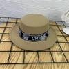 Chapéu de Palha Plano de Verão Estilo Britânico Versátil com Letras Chapéu Alto Retrô Feminino Chapéu de Lã Versátil Moda Hepburn Chapéu de Celebridade