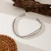 Europa y Estados Unidos nuevo brazalete de acero de titanio para niñas alta gama horno chapado en oro real acero inoxidable exquisito no se decolora mano de mujer