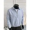Otoño 2026 Nuevo Camisa de Manga Larga a Rayas Verticales con Cuello en V de Moda Estilo Coreano para Hombre Ropa de Abrigo de Otoño para Hombre Tendencia