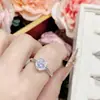 Anillo Versátil Serie Diamante de Alto Carbono Camelia Plata de Ley S925 Estilo Lujo Ligero para Boda y Fiesta de Noche
