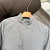 Chaqueta exterior ligera, cortavientos e impermeable con cuello alto, diseñada para abrigar en otoño e invierno.. 13675