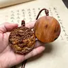 Pingente amuleto de madeira de jujuba atingida por raio com a fera auspiciosa Pixiu e lingote, item de madeira finamente esculpido em ambos os lados, enviado com cordão