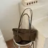 Bolso de axila retro de gamuza otoñal, versátil para mujer, estilo coreano, diseño de nicho, adecuado para ir al trabajo, exuda una sensación sofisticada y lujosa, bolso de hombro tipo tote ligero