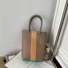 Suministro Transfronterizo Bolsas de Mano de PVC Tejidas a Mano Verano Cesta de Verduras para la Playa Bolso de Mano Souvenir Cesta Tejida de Color Contrastante