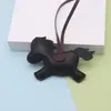 Nuevo Colgante Minimalista de Pony para Dinero Encanto para Bolso de Piel Sintética Accesorio de Pony Versátil de Gama Alta Adorno para Colgar en el Coche