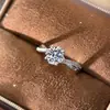 Anillo de Plata de Ley S925 con Moissanita en Brazo Retorcido Microincrustado Anillo de Dedo Clásico de Cuatro Garras Lujo Ligero Moda Sentido de Alta Gama Joyería de Mano Noble
