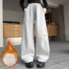 Calça Esportiva Bordada com Letras Cinzas Feminina Outono/Inverno Nova Aveludada Espessada Perna Reta Calça Curva Cintura Alta Roupa de Trabalho Calça de Perna Larga