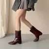 Primeiro Encontro com Ji Ju: Elegante Coleção de Outono 2026 de Botas Curtas Femininas, Design Retro de Nicho com Salto Escondido e Bico Fino