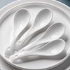 Cuchara pequeña de cerámica blanco puro tres curvas 0140 cuchara sopera cuchara para sopa hotel restaurante puesto de comida callejera vajilla de hueso venta directa de fábrica