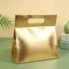 Caixa triangular em estoque, design de uma peça, caixa dobrável portátil, adequada para lembrancinhas, casamentos, presentes corporativos e embalagens de presente da moda; caixa rígida dobrável
