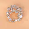 Accesorios de broche de diamante de aleación creativos para adultos, broche de moda versátil, ropa, corsage hueco, pasador de perla, venta al por mayor