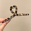 Pinza para el cabello de tamaño mediano de lunares blancos y negros estilo francés, diseñada para la parte trasera de la cabeza, un accesorio para el cabello nuevo y elegante con un aspecto sofisticado y con estilo