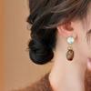 Pendientes de perlas de ámbar irregulares Maillard para mujer, nuevos pendientes elegantes de alta gama, otoño e invierno, pendientes vintage combinables.