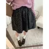 Saia midi estilo vintage, tecido escovado, estampa floral, corte A, evasê, cintura alta, casual, versátil e que afina a silhueta para mulheres, perfeita para o outono.
