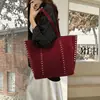 Bolsa Tote Grande de Pelúcia Camurçada Feminina 2026 Nova Retrô Superfície Macia Rebite Casual para o Dia a Dia Ombro Único Bolsa de Axila