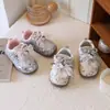 Nuevas zapatillas de dibujos animados para niños, parte superior de piel, zapatos casuales transpirables antideslizantes con lazo para niñas, suela suave, suela ligera