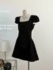 Vestido corto adelgazante de diseño único con cuello cuadrado y cintura ceñida, elegante vestido petite estilo Hepburn, nuevo modelo de mujer 2026