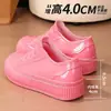 Botas de lluvia cortas elegantes, duraderas y que aumentan la altura para mujer, con diseño impermeable, estilo nuevo, material de goma, adecuadas para uso en la cocina, con suela gruesa para abrigo y propiedades antideslizantes.