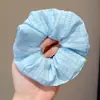 Scrunchie de cuadros en bloques de colores azul y morado suave, simple y versátil para coletas bajas de niñas, adecuado para el uso diario y como un pequeño accesorio para el cabello