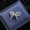 Broche de pérola com design único em forma de coração 2024 nova moda outono e inverno corsage pin delicado feminino Coreia do Sul acessórios