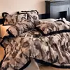 Conjunto de cama de quatro peças em veludo de leite estilo vintage francês, espesso e quente para o inverno, com acabamento em renda, lençol de microfibra coral e capa de edredom